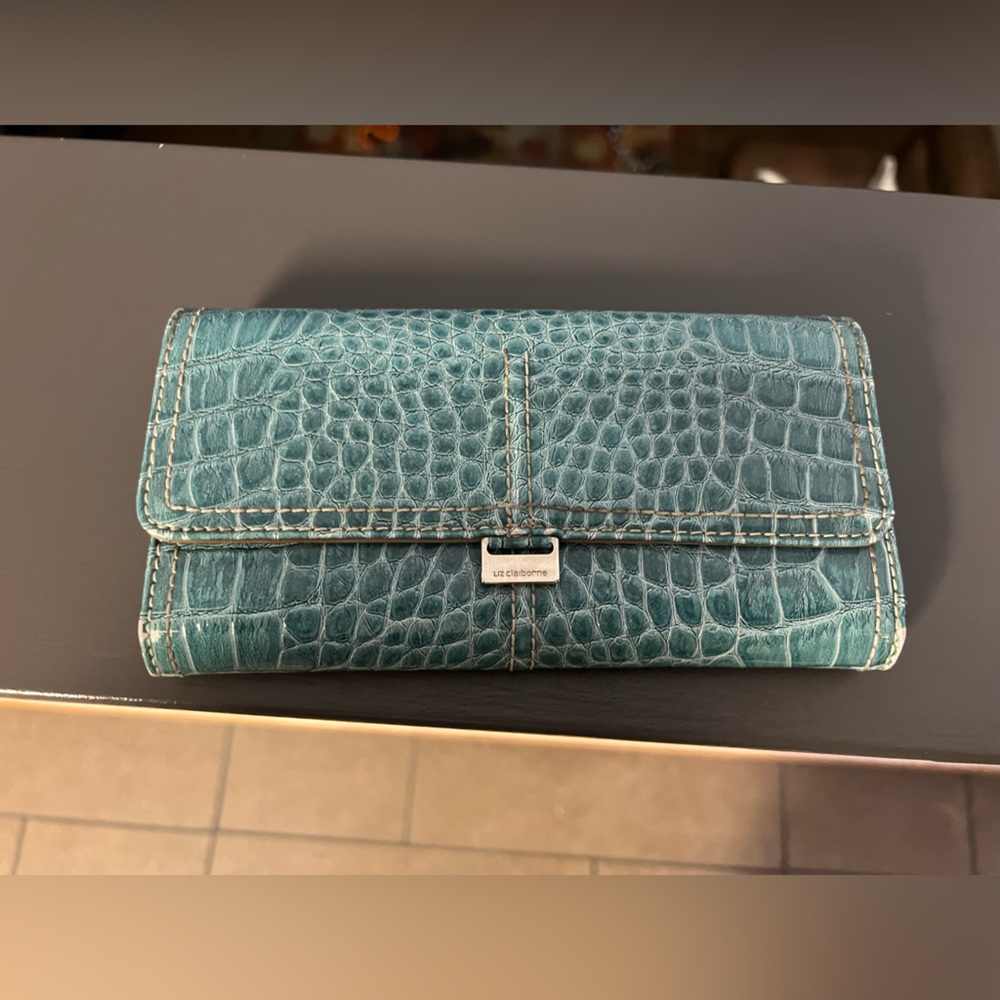 Use Liz Claiborne trifold wallet